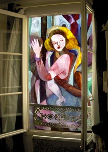 001_donna che saluta_luminosa_740