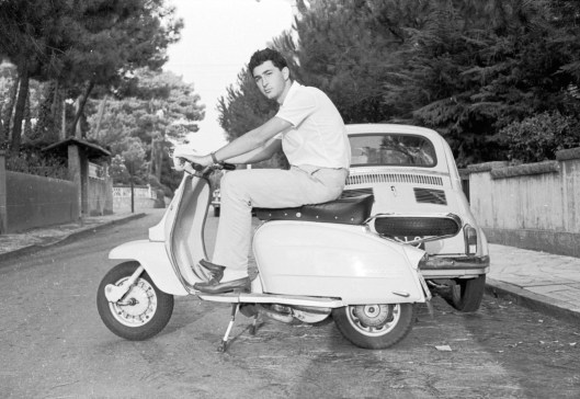 001_giovanni-in-vespa-180